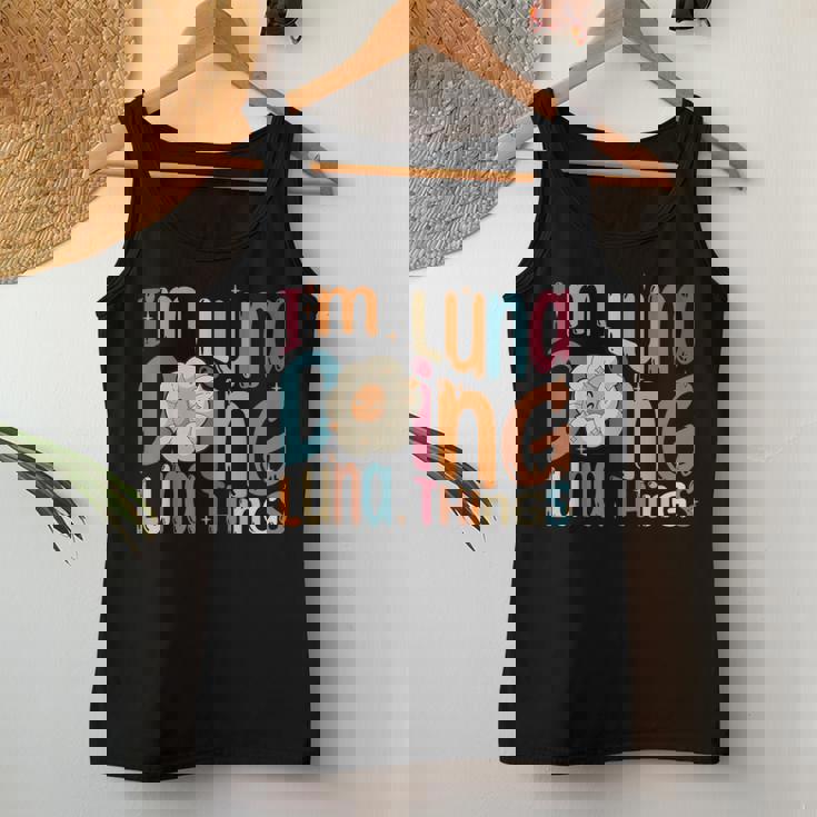 I'm Luna Doing Luna Things Groovy Retro Luna レディースタンクトップ 面白い贈り物