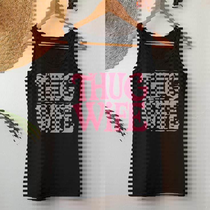 Pink Thug Wife クラシックなギャングスタイルのレトロなステートメント レディースタンクトップ 面白い贈り物