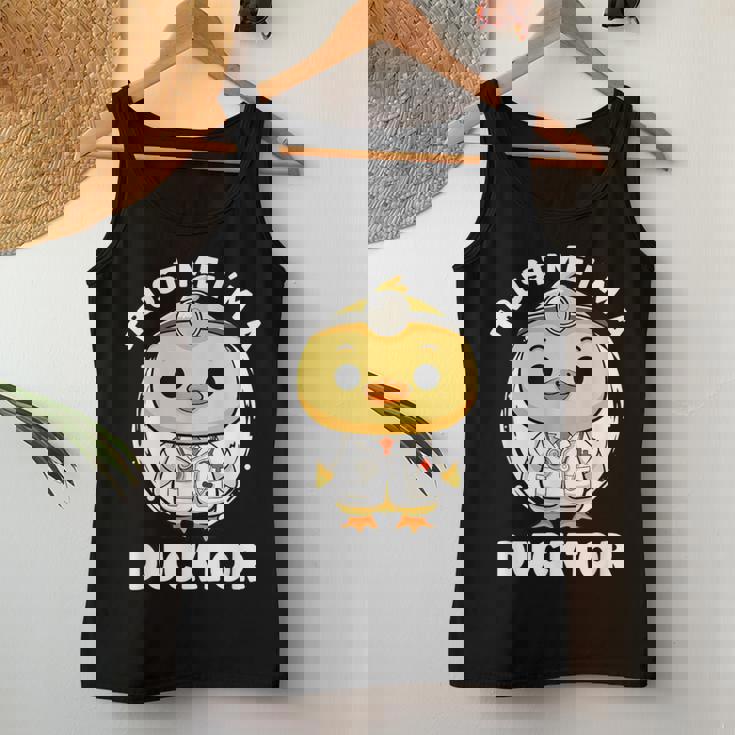 Trust Me I'm A Ducktor Duck Nurse 小児科医 レディースタンクトップ 面白い贈り物