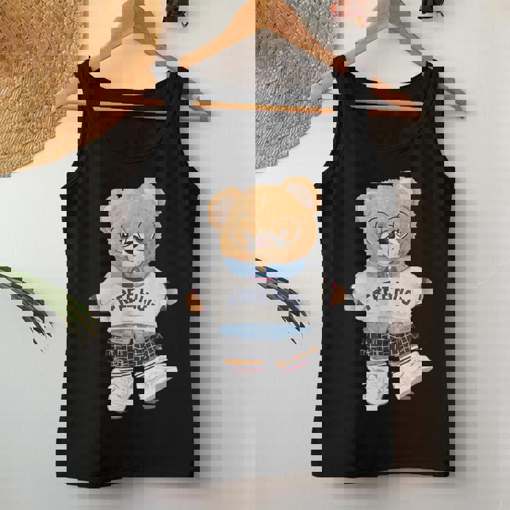 クールなテディベアの女の子と無料の抱擁イラストグラフィック。 レディースタンクトップ 面白い贈り物