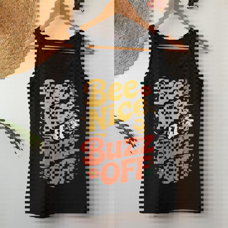 ミツバチ 養蜂家 ミツバチの巣立ち Bee Nice Or Buzz Off レディースタンクトップ 面白い贈り物