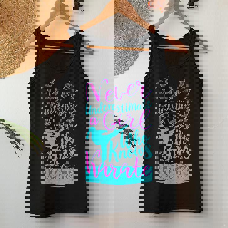 空手を知っている女の子を過小評価してはいけない面白い名言 レディースタンクトップ 面白い贈り物