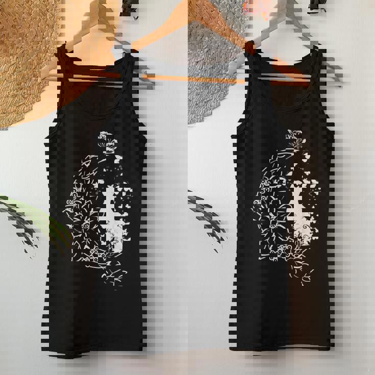 花柄の三日月と蝶を持った猫。 レディースタンクトップ 面白い贈り物