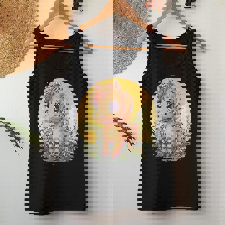 花畑に大きな目を持つかわいいポニー レディースタンクトップ 面白い贈り物