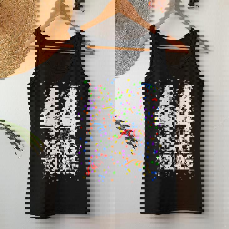 面白い44歳 若い44歳の誕生日おめでとうシャツ 男性用 女性用 レディースタンクトップ 面白い贈り物