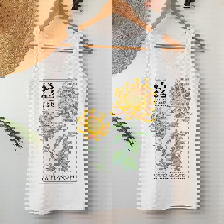 82 Years Loved And Blessed 花柄 フラワースタンプ 82歳の誕生日 レディースタンクトップ 面白い贈り物