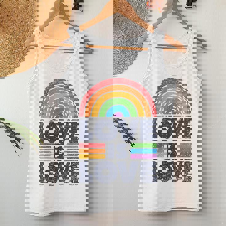 Lgbtq Love Is Love Gay Pride Lgbt Ally Rainbow Flagintage レディースタンクトップ 面白い贈り物