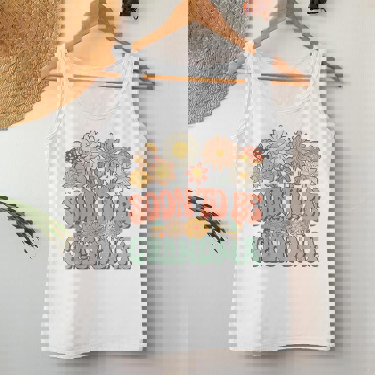 Soon To Be Grandma Expecting Baby Daisy Groovy Wildflower レディースタンクトップ 面白い贈り物