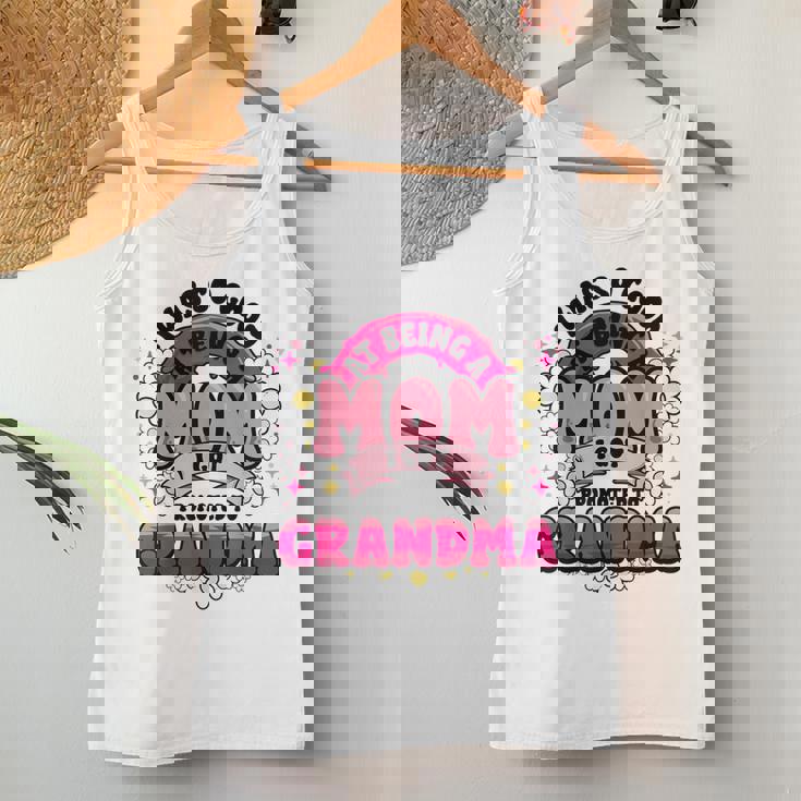 お母さんはおばあちゃんに昇進しました新しいおばあちゃんママ面白い母の日 レディースタンクトップ 面白い贈り物