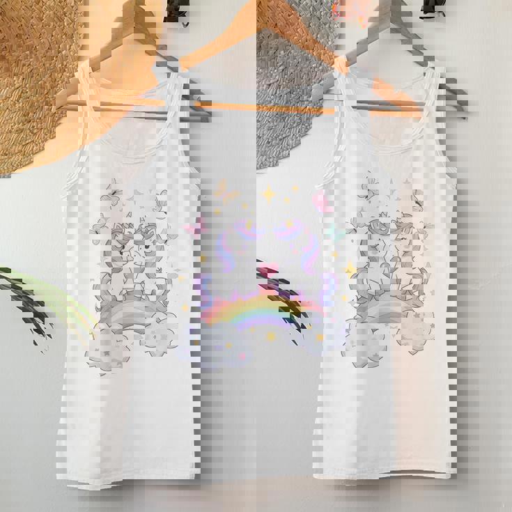キッズ ユニコーンバタフライは、女の子向けの心と虹のアートを備えています レディースタンクトップ 面白い贈り物