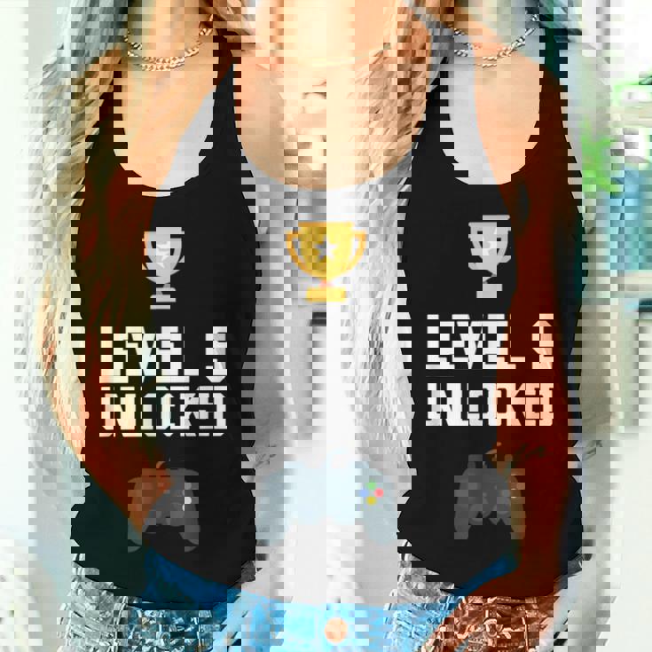 9歳 誕生日シャツ 男の子 女の子 ギフト 9歳 レベルアップ ゲーマー レディースタンクトップ 彼女への贈り物