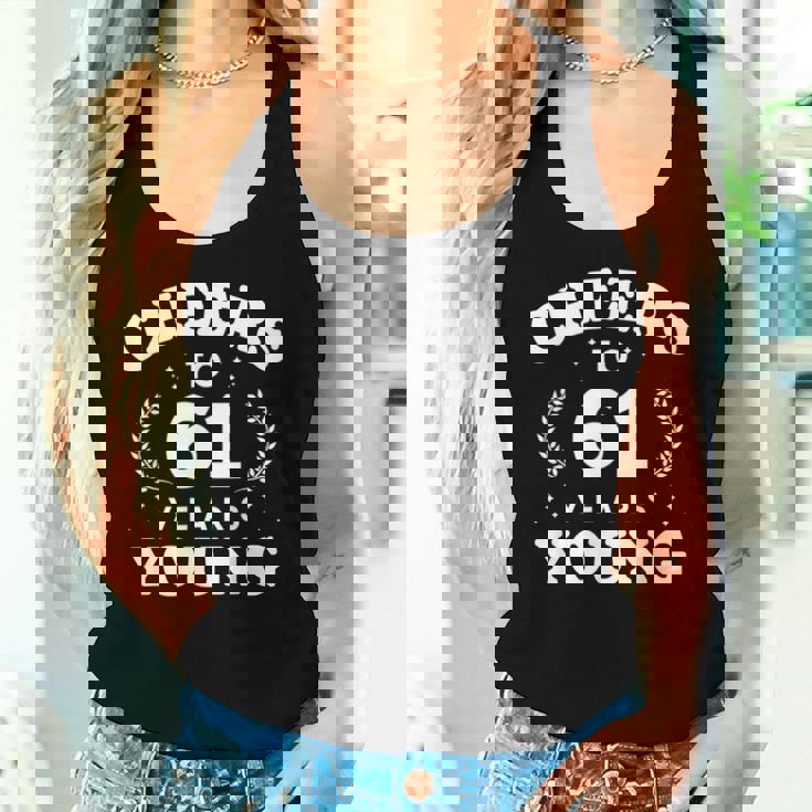 Cheers To 61歳 若い 61歳 61歳 誕生日 男性 女性 レディースタンクトップ 彼女への贈り物