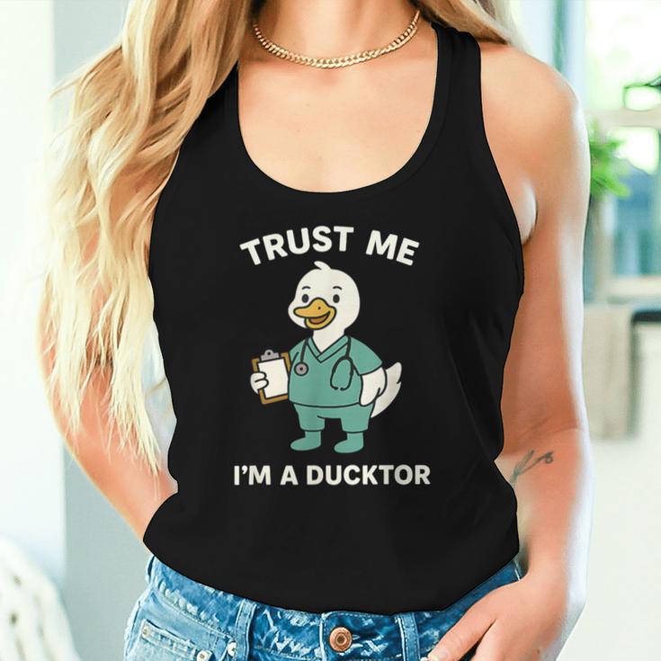 Trust Me I'm A Ducktor メディカルしゃれクワック ダックドクター レディースタンクトップ 彼女への贈り物