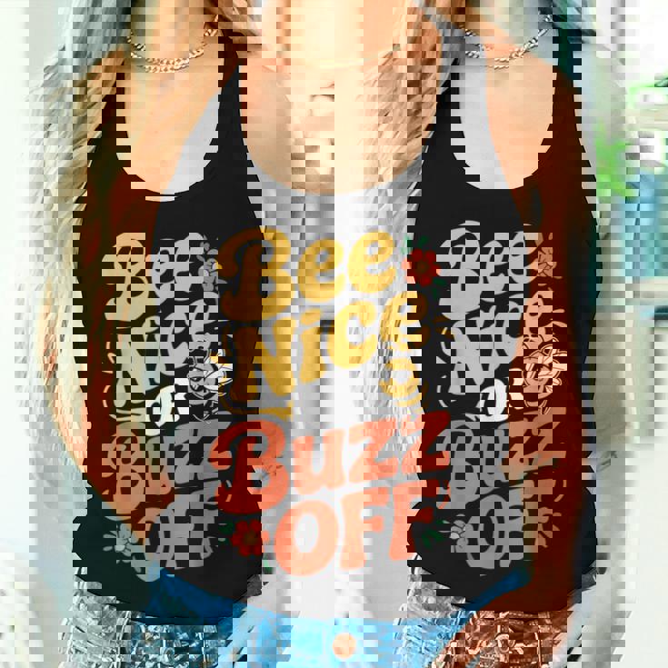 ミツバチ 養蜂家 ミツバチの巣立ち Bee Nice Or Buzz Off レディースタンクトップ 彼女への贈り物