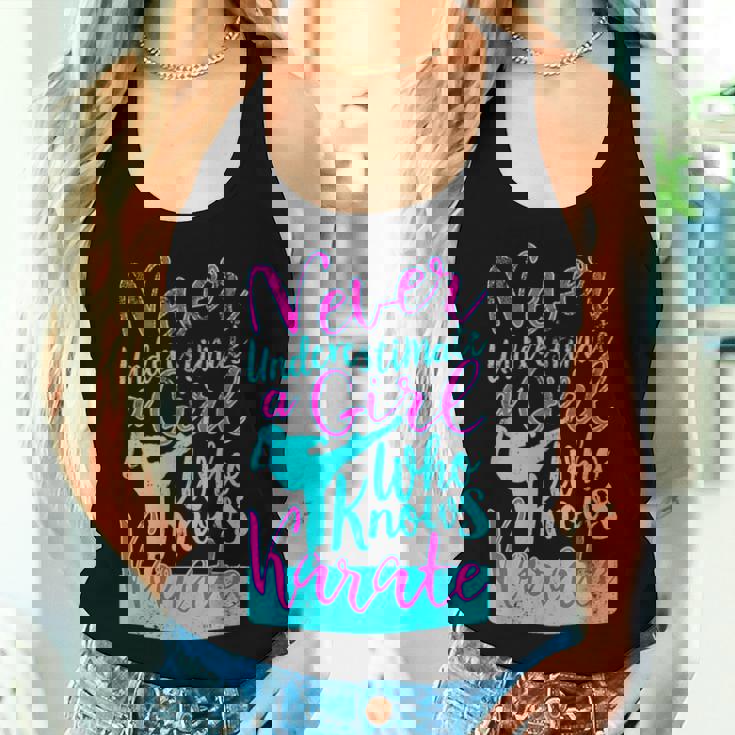 空手を知っている女の子を過小評価してはいけない面白い名言 レディースタンクトップ 彼女への贈り物