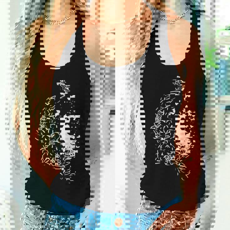 花柄の三日月と蝶を持った猫。 レディースタンクトップ 彼女への贈り物