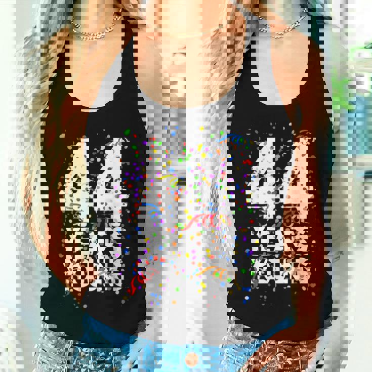 面白い44歳 若い44歳の誕生日おめでとうシャツ 男性用 女性用 レディースタンクトップ 彼女への贈り物