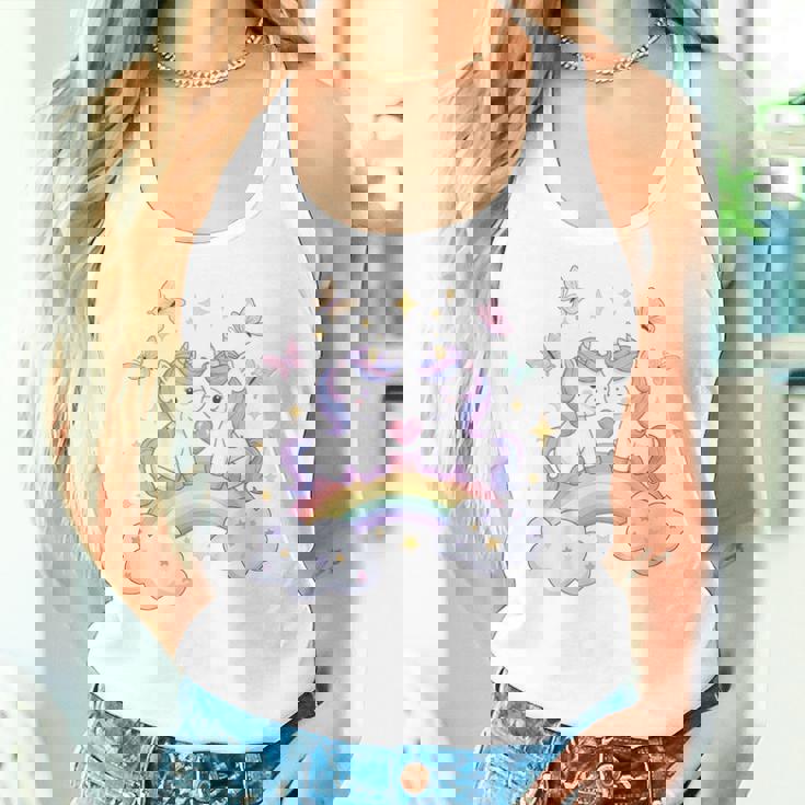 キッズ ユニコーンバタフライは、女の子向けの心と虹のアートを備えています レディースタンクトップ 彼女への贈り物