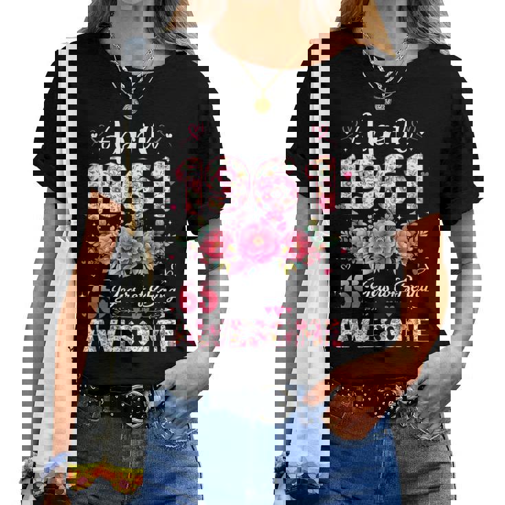 65歳 1961年4月 花柄 65歳 誕生日 男性 女性 レディースTシャツ