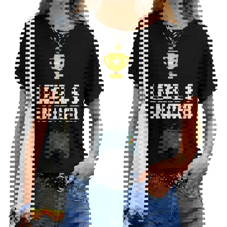 9歳 誕生日シャツ 男の子 女の子 ギフト 9歳 レベルアップ ゲーマー レディースTシャツ