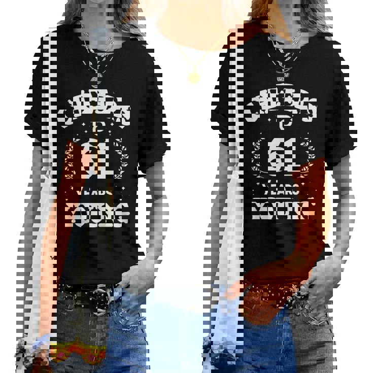Cheers To 61歳 若い 61歳 61歳 誕生日 男性 女性 レディースTシャツ