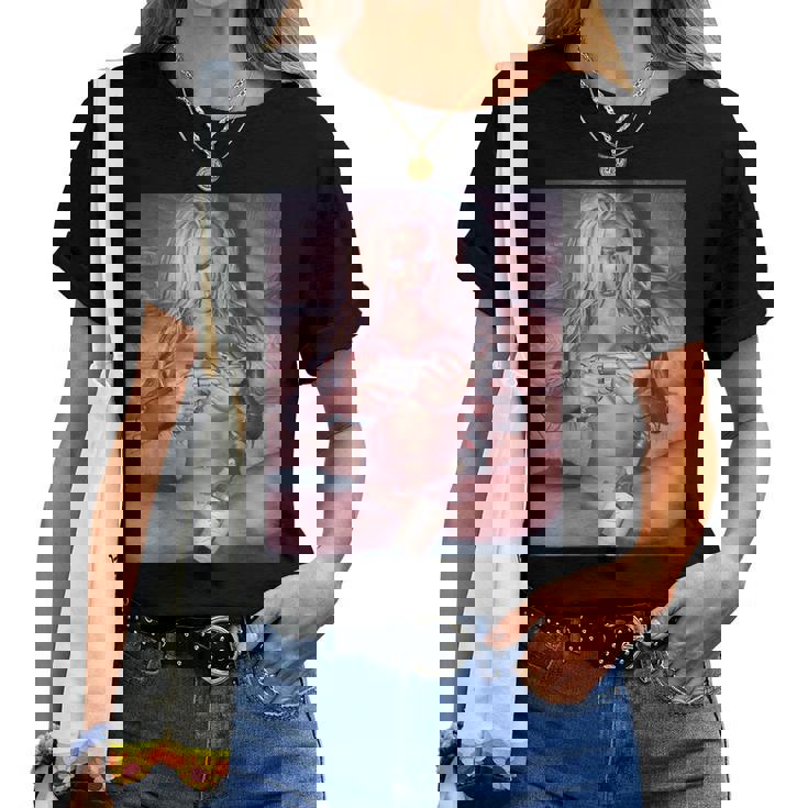 Hot Girl On ピストルを持つ少女 レディースTシャツ