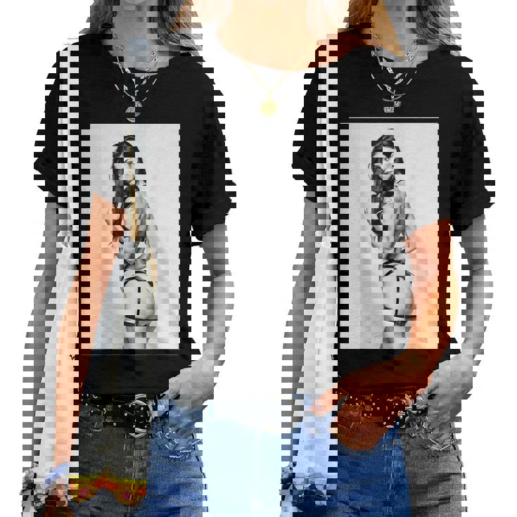 Hot Girl On 男性用 セクシー ブルネット ピンナップガール B&W レディースTシャツ