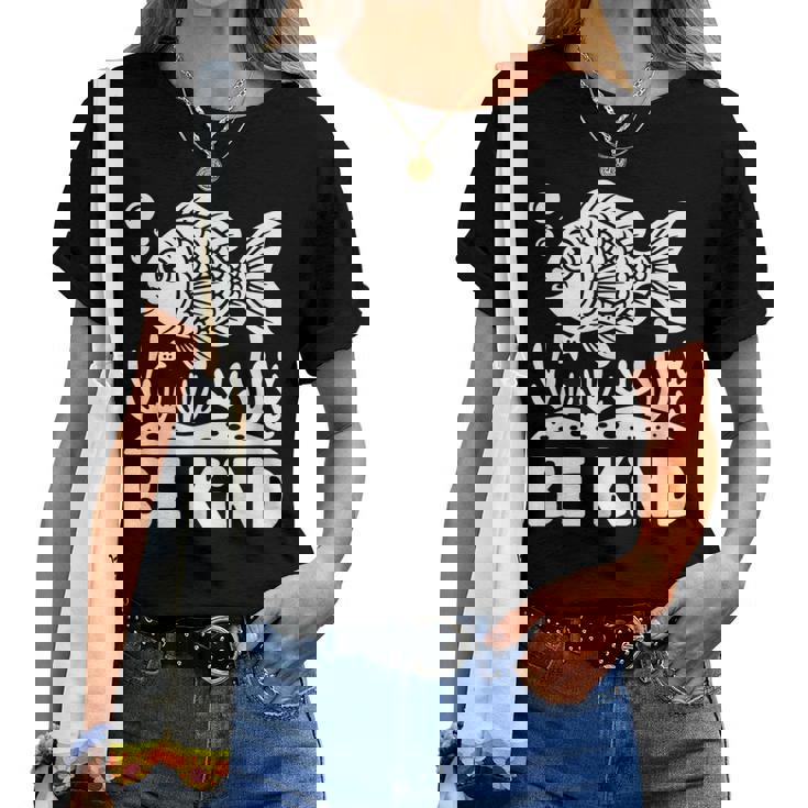 Be Kind Fish 学校教師の初日おめでとう レディースTシャツ