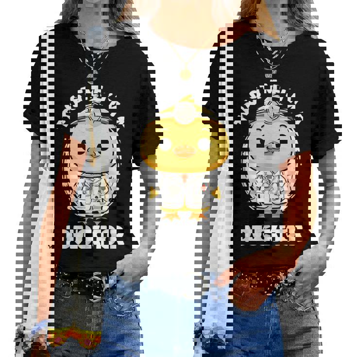 Trust Me I'm A Ducktor Duck Nurse 小児科医 レディースTシャツ