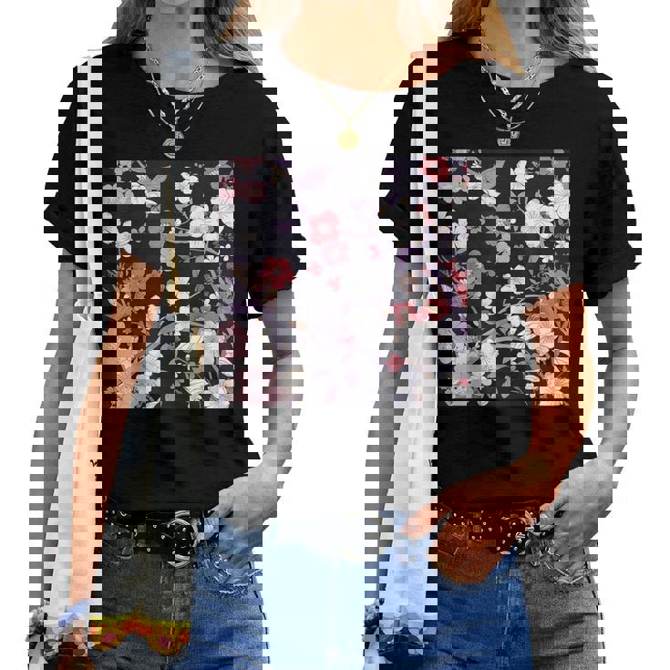 クラシックな桜柄の繊細なピンクの花びら。 レディースTシャツ