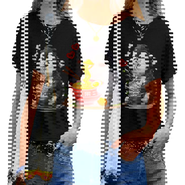 ペンギン食べる ラーメン 麺 ペンギン 男の子 女の子 キッズ 大人 レディースTシャツ