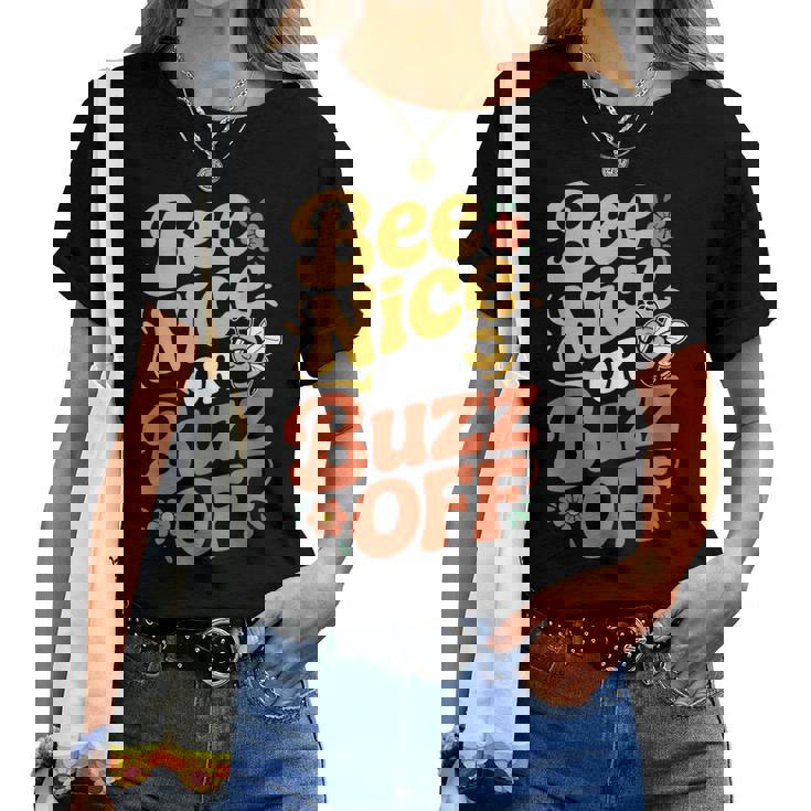 ミツバチ 養蜂家 ミツバチの巣立ち Bee Nice Or Buzz Off レディースTシャツ