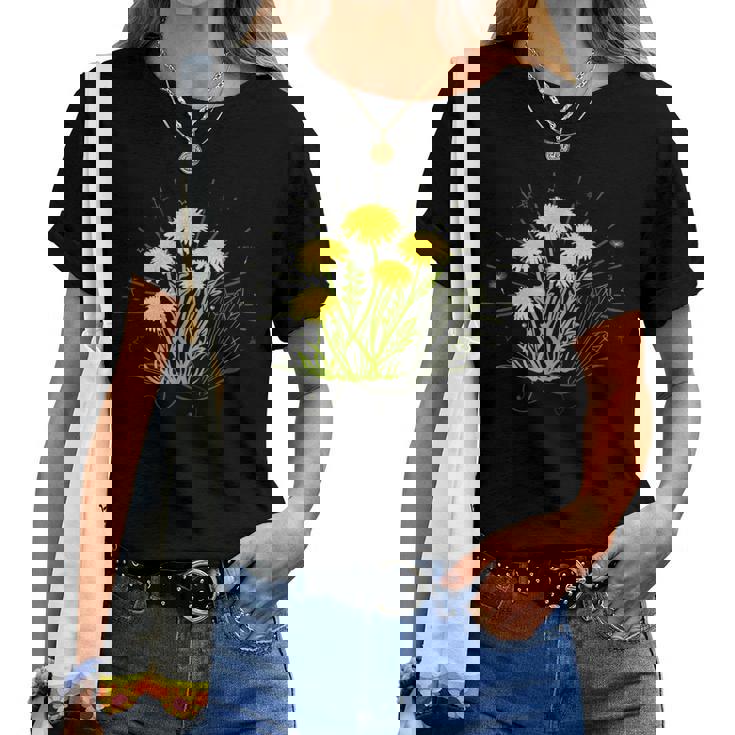 星と水晶の先端の夏の花とタンポポ レディースTシャツ