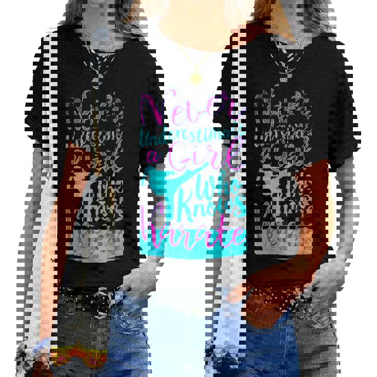 空手を知っている女の子を過小評価してはいけない面白い名言 レディースTシャツ