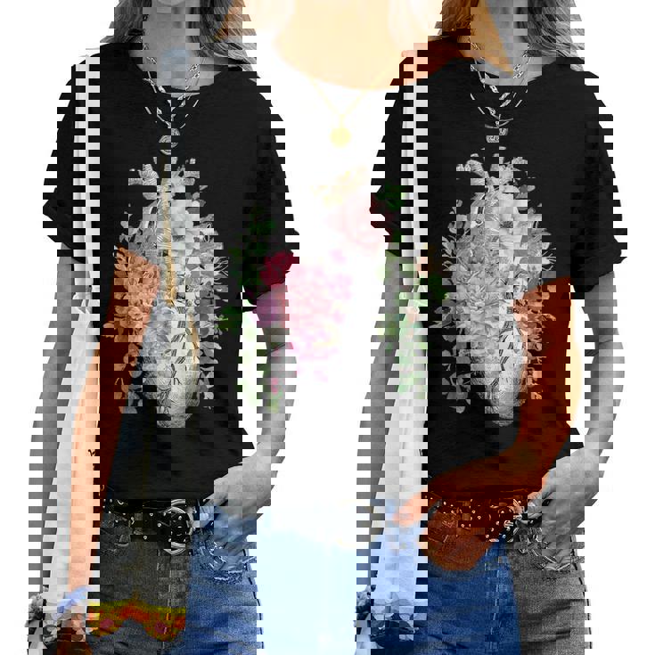 花の解剖学 人間の心とバラ、ボタニカルハート レディースTシャツ