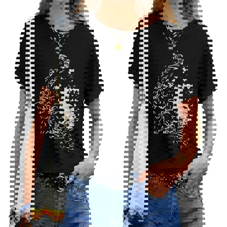 花柄の三日月と蝶を持った猫。 レディースTシャツ