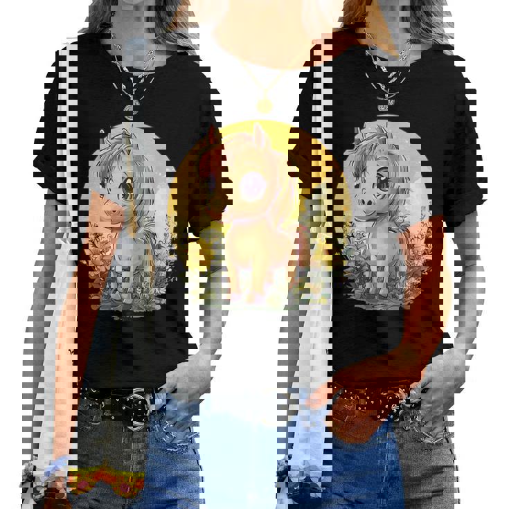 花畑に大きな目を持つかわいいポニー レディースTシャツ