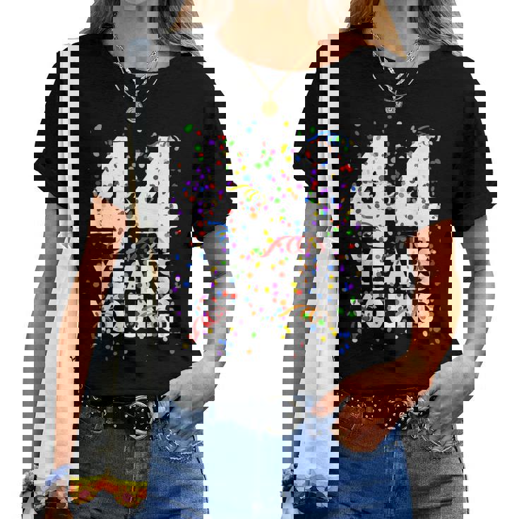 面白い44歳 若い44歳の誕生日おめでとうシャツ 男性用 女性用 レディースTシャツ