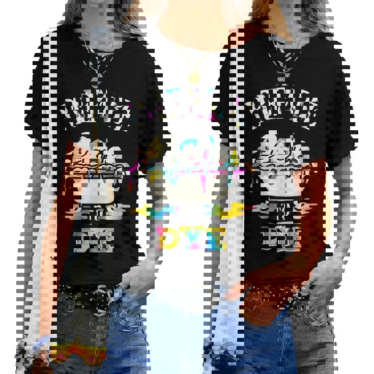 面白いイースターしゃれ。染める準備をする卵狩り。男性、女性、子供用。 レディースTシャツ