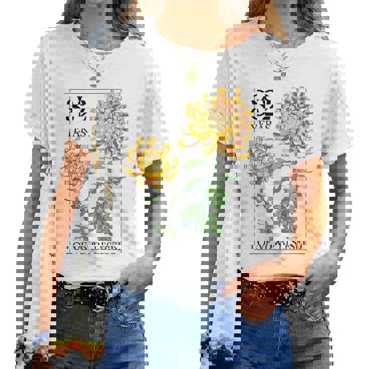 82 Years Loved And Blessed 花柄 フラワースタンプ 82歳の誕生日 レディースTシャツ