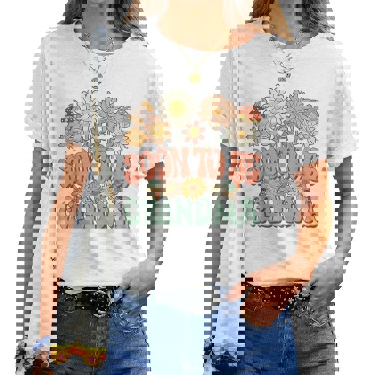 Soon To Be Grandma Expecting Baby Daisy Groovy Wildflower レディースTシャツ