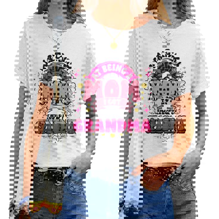 お母さんはおばあちゃんに昇進しました新しいおばあちゃんママ面白い母の日 レディースTシャツ