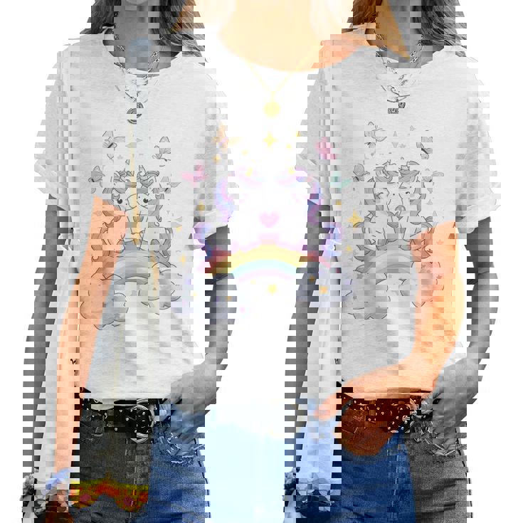 キッズ ユニコーンバタフライは、女の子向けの心と虹のアートを備えています レディースTシャツ