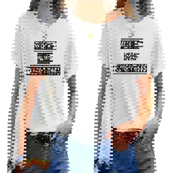 ピラティスは、女性と男性がピラティスを愛するすべてのものを修正します。 レディースTシャツ