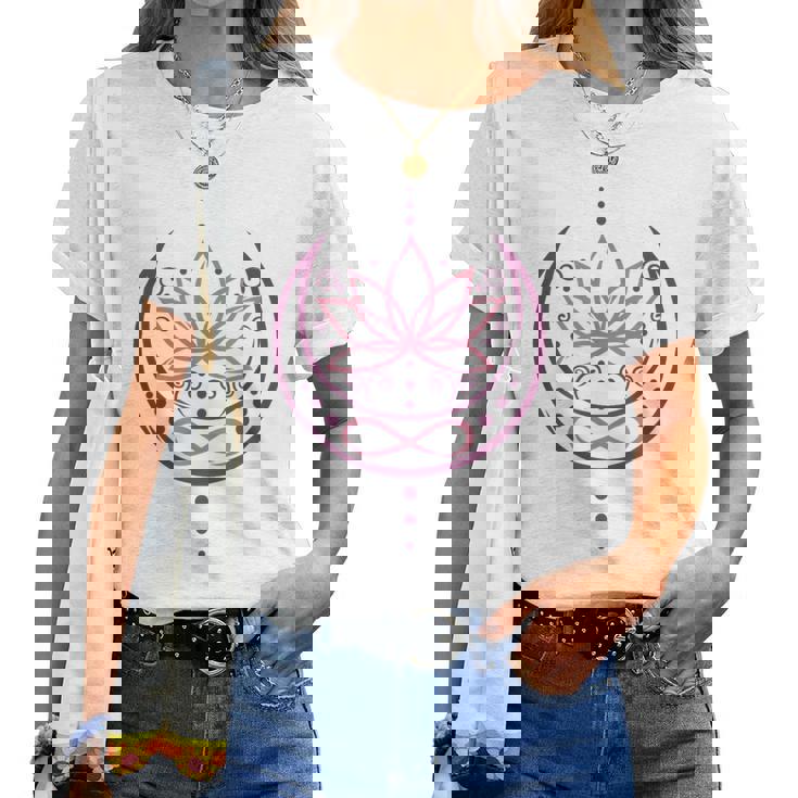 月と無限のシンボルの蓮 ヨガと禅 蓮の花 レディースTシャツ