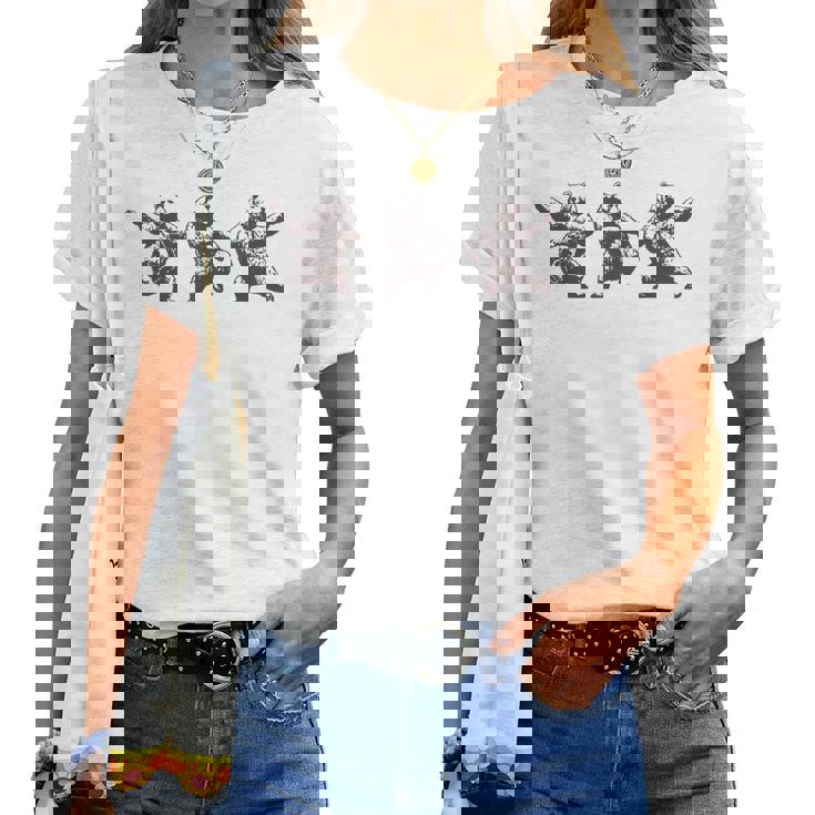 面白いクマのダンスグラフィック。動物愛好家、男性、女性、子供用。 レディースTシャツ