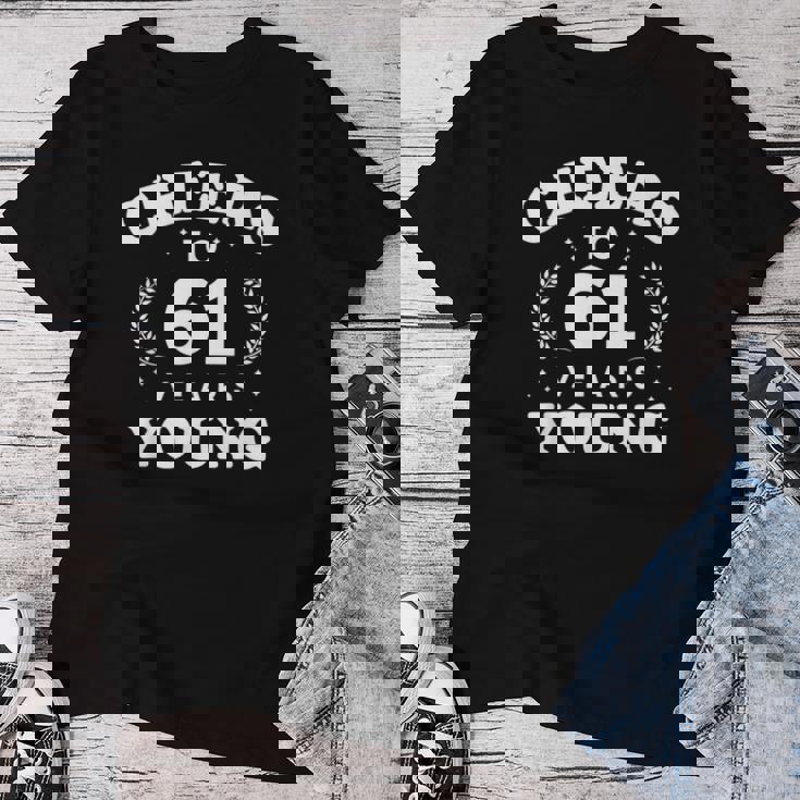 Cheers To 61歳 若い 61歳 61歳 誕生日 男性 女性 レディースTシャツ 面白い贈り物