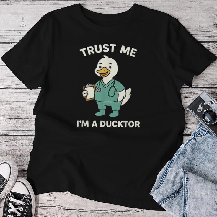 Trust Me I'm A Ducktor メディカルしゃれクワック ダックドクター レディースTシャツ 面白い贈り物