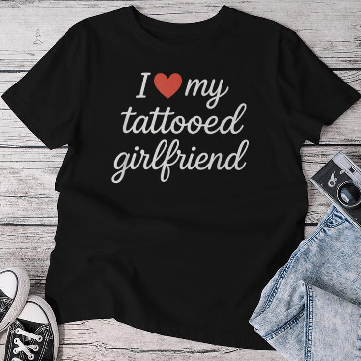 I Heart My Tattooed Girlfriend かわいいレッドハートデザイン レディースTシャツ 面白い贈り物