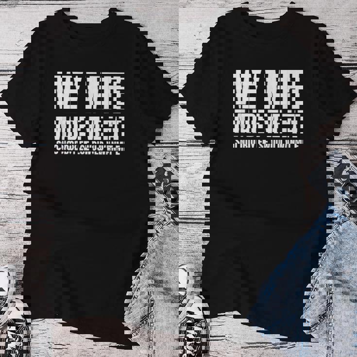 My Wife Made Me Fat Unhinged Dad Joke 不潔なミーム ぽっちゃり レディースTシャツ 面白い贈り物